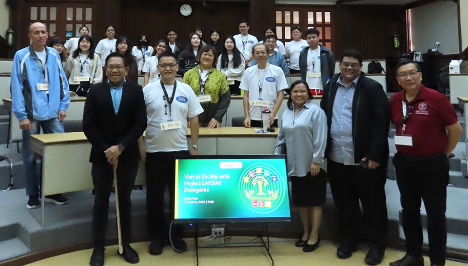 Photo caption: (L-R) Assoc. Prof. Joselito Florendo, SEARCA deputy director for administration; Dr. Yongchao Su, executive director of Edu-Connect Southeast Asian Association-Taiwan; Dr. Maria Cristeta Cuaresma, senior program head of SEARCA-ECLD; Mr. Jerome Cayton Barradas, Project Coordinator II of SEARCA-RTLD; and Dr. Eing Ming Wu, senior managing adviser of Edu-Connect Southeast Asia Association-Taiwan, pose with the Project LAKBAY fellows and UPOU and Edu-Connect Southeast Asia Association-Taiwan staff.