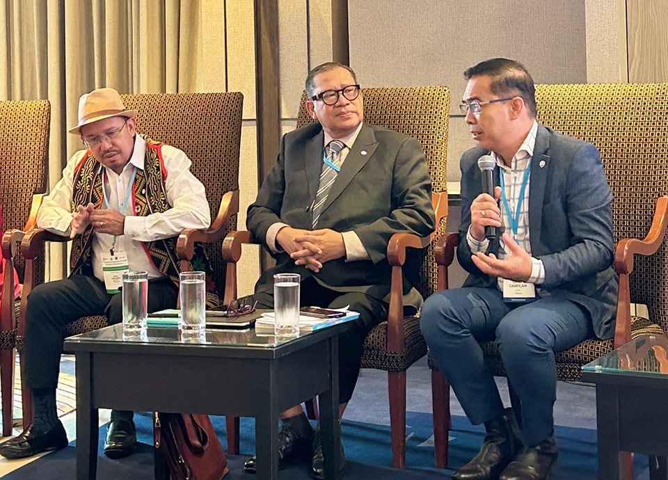 Dr. Dindo Campilan (right), IUCN Regional Director for Asia and Hub Director for Oceania, advocates for protected areas and win-win agricultural strategies to support smallholder farmers.