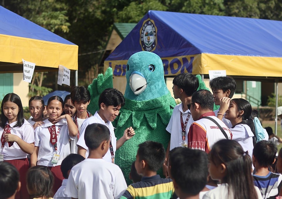 The mascot “Kilit” posing with the students during the 5th Kilit Festival held at Malbato Elementary School.