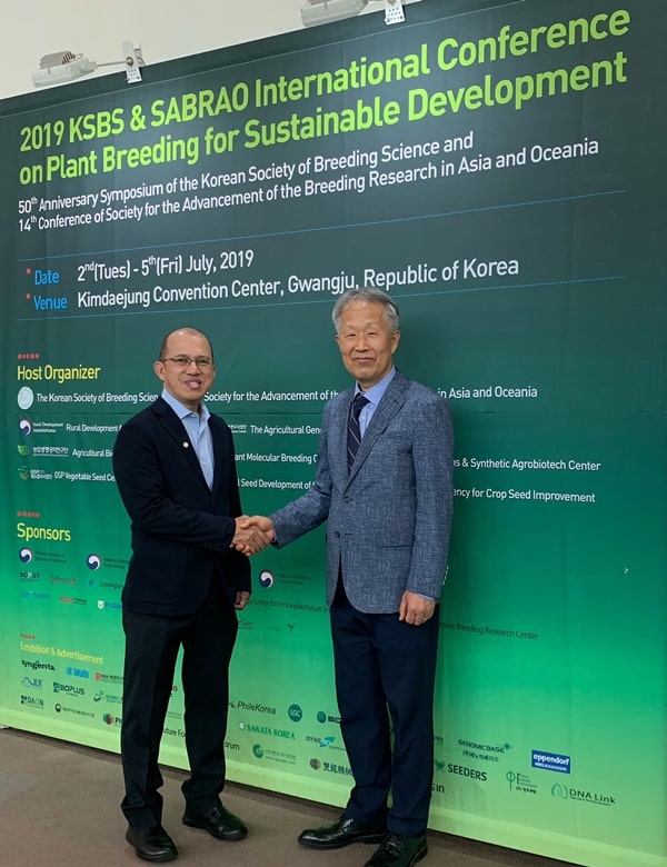 Dr. Glenn B. Gregorio (left), SEARCA Director and new President of SABRAO, with outgoing SABRAO president Prof. Dr. Sang-Nag Ahn of Chungnam National University, South Korea.