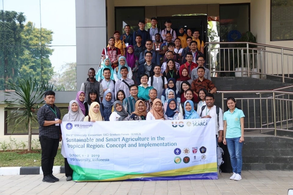 Attendees of the 5th UC Graduate Forum from Universitas Gadjah Mada, Universiti Putra Malaysia, Kasetsart University, University of the Philippines Los Baños, Tokyo University of Agriculture, National Taiwan University, Brawijaya University, and the host IPB university. Photo: Gerald Salas