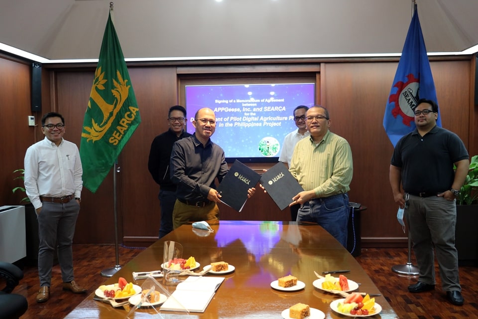 The ceremonial signing was witnessed by SEARCA Deputy Director Joselito G. Florendo (standing, second from left); Dr. Rico C. Ancog (leftmost), SEARCA Operations Consultant for Emerging Innovation for Growth (EIG); and Mr. Rafael Tabunar (rightmost) and Mr. Antonio Rulloda (second from right) of APPGeese, Inc.