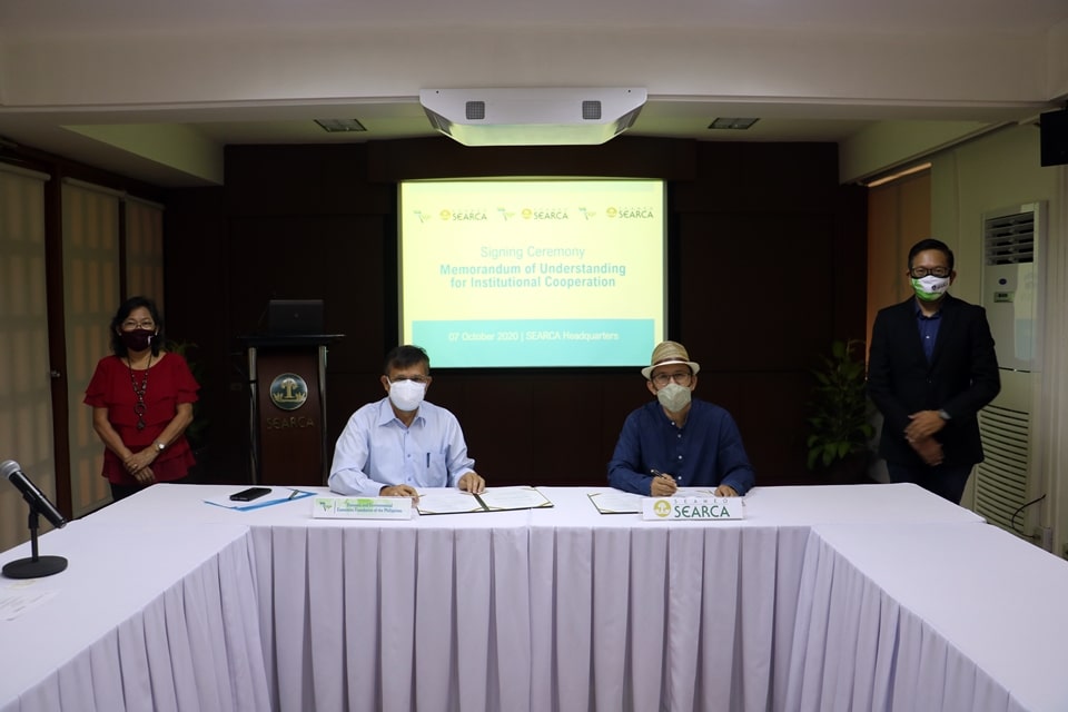 The ceremonial signing was witnessed by SEARCA Deputy Director Joselito G. Florendo (standing from right) and Dr. Zenaida M. Sumalde, REAP Board Member.