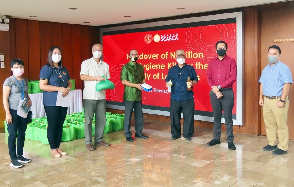 On behalf of the senior citizens of Los Baños, Municipal Mayor Antonio L. Kalaw (third from right) holds a bottle each of calamansi concentrate and alcohol and Mr. Florentino O. Montemayor, President of the Los Baños Federation of Senior Citizens, holds 5 kg of brown rice received from SEARCA Director Dr. Glenn B. Gregorio (center). With them in the photo are Mr. Joselito G. Florendo (second from right), SEARCA Deputy Director for Administration; Dr. Romeo V. Labios (rightmost), Operations Consultant for Partnerships, Ms. Hanna Lavina (second from left) who heads the Los Baños Municipal Social Welfare Department, and a representative from the Los Baños Federation of Senior Citizens.