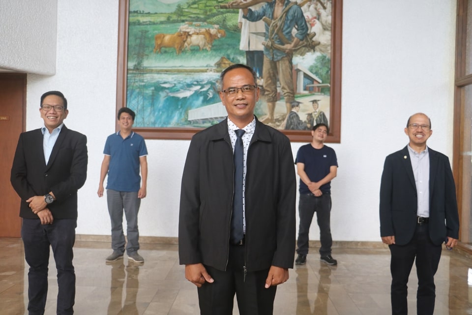 Mr. de Chavez (center), Dr. Gregorio (right), Mr. Joselito G. Florendo (left), SEARCA Deputy Director for Administration, along with Mr. Arjay B. Fuentes (second from left), Unit Head, and Mr. Raymond R. Celecio (second from right), General Services Administrator, both from GSU.