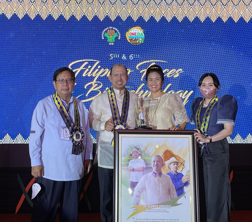 SEARCA Director and Filipino Face of Biotechnology 2021 Dr. Glenn B. Gregorio (second from left), with Philippine Department of Agriculture (DA) Undersecretary Fermin D. Adriano (leftmost); Ms. Annalyn L. Lopez (rightmost), DA-Biotechnology Program Office (BPO) Director; and his wife Ms. Myla Beatriz (second from right).