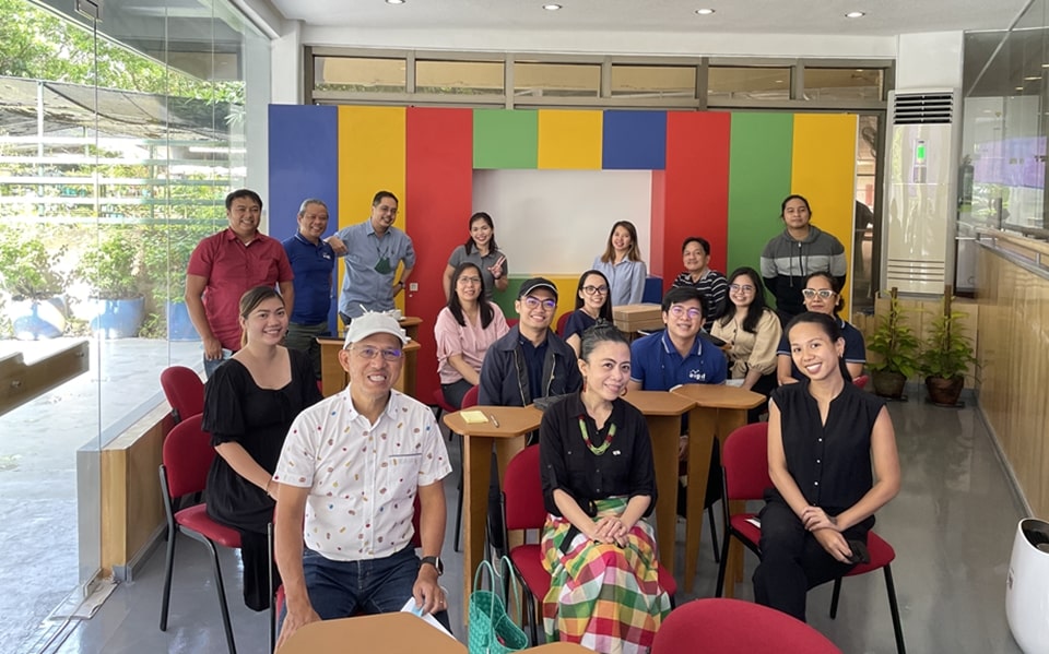 The participants and facilitators in the SHARING Café at the start of the ideation session on Lego robotics.