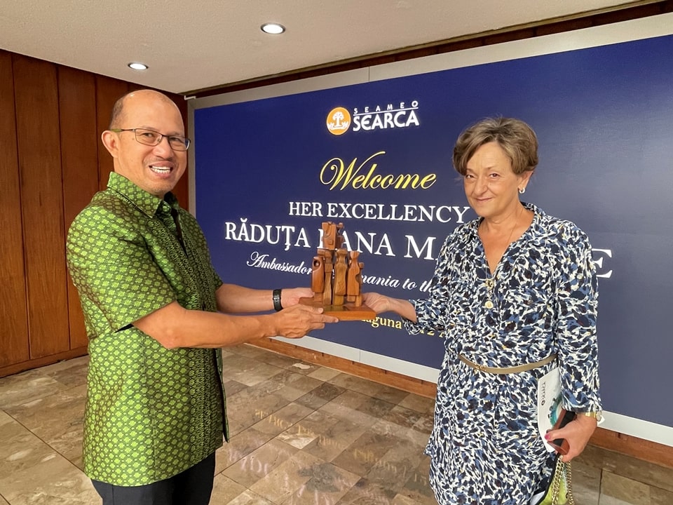 Ambassador Matache (right) holds a mini replica of SEARCA’s Growth Monument presented to him by Dr. Gregorio.