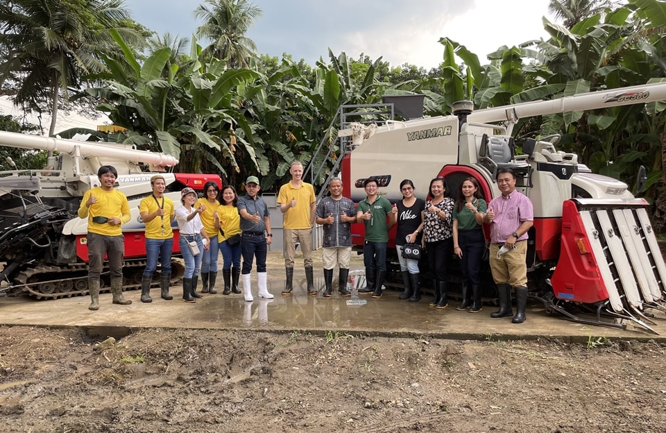 CEO of Straw Innovations Ltd. Mr. Craig Jamieson (middle) welcomed and toured the SEARCA team headed by director Dr. Glenn Gregorio (sixth to the left) with Mr. Glenn N. Baticados (sixth from the right), Program Head of the Emerging Innovation for Growth Department at the Straw Innovation facility in Pila, Laguna, Philippines