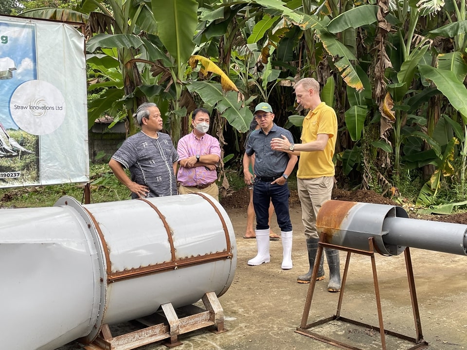 Straw Innovations is piloting the holistic mechanism of using waste rice straw as biofuel for drying rice grains as demonstrated by Mr. Jamieson.