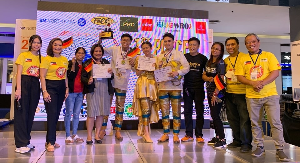 Senior High School Open Category winning team from Columban College pose for a photo with Ms. Mylene Abiva (second from left), Felta Multi-Media, Inc. CEO and President, and judges Mr. Gilbert Zamora (secondfrom right) and Asst. Prof. Glenn N. Baticados (rightmost), SEARCA Program Head, Emerging Innovation for Growth Department (EIGD).