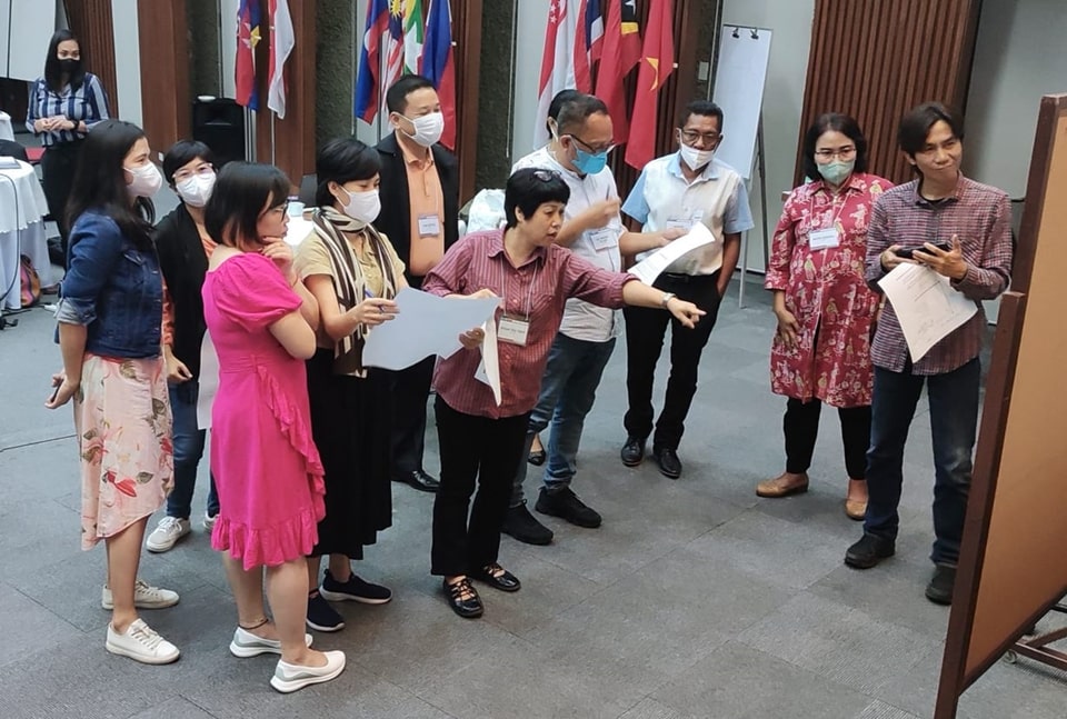 Participants map family farming policy stakeholders in a plenary board exercise.