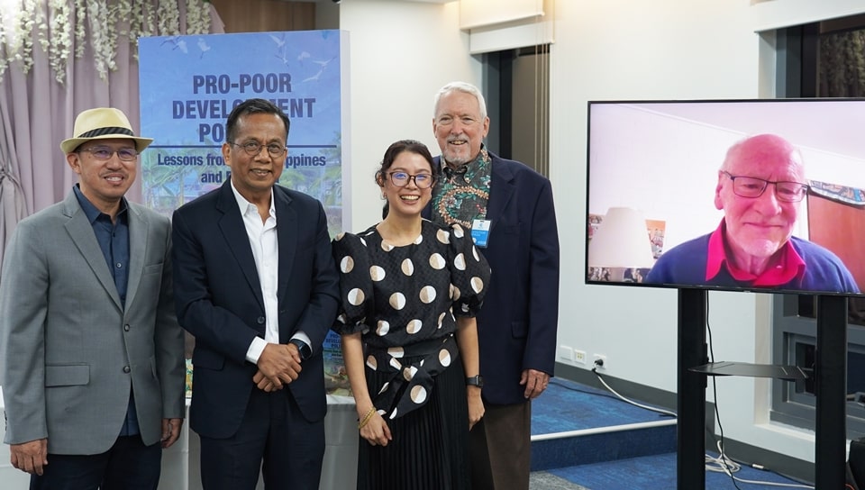 Dr. Arsenio M. Balisacan (second from left) with SEARCA Director Dr. Glenn B. Gregorio (left) and book editors (from right) Dr. Hal Hill of the Australian National University who joined the book launch via Zoom, Dr. James Roumasset of the University of Hawaii, and Dr. Majah-Leah V. Ravago of Ateneo de Manila University.