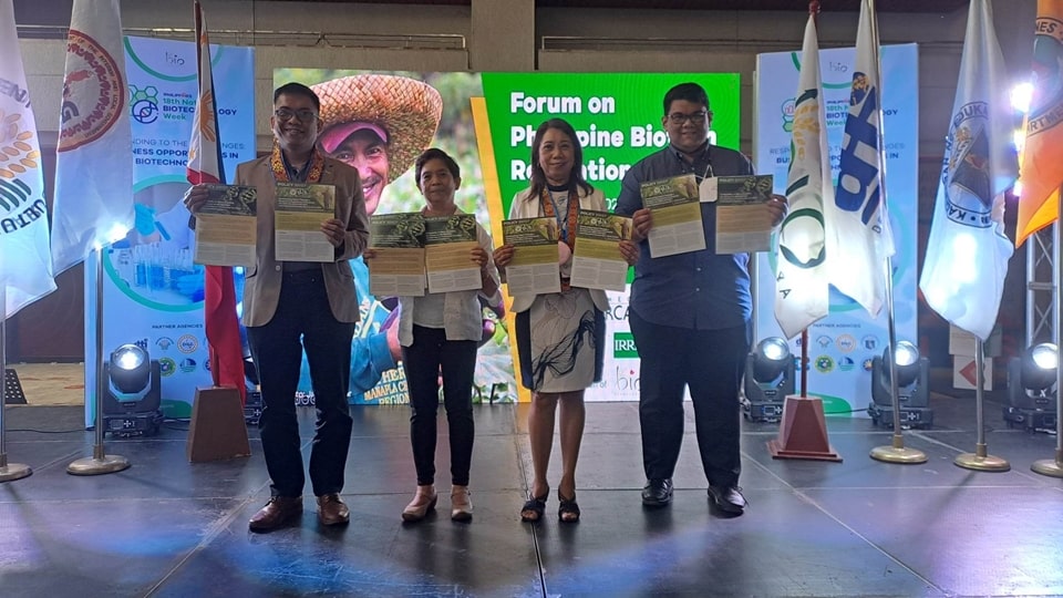 DA Biotech Program Office Director Claro N. Mingala, National Committee on Biosafety of the Philippines Secretariat Head Lorelie U. Agbagala, ISAAA, Inc. Executive Director Rhodora R. Aldemita, and SEARCA Project Coordinator Jerome Cayton C. Barradas hold copies of two policy briefs on the 2021 DOST-DA-DENR-DOH-DILG Joint Department Circular and on the National Committee on Biosafety of the Philippines (NCBP) Resolution No.1, Series of 2020. These were developed under the Know The Science Project of SEARCA and ISAAA, Inc. through the DA Biotech Program Office.