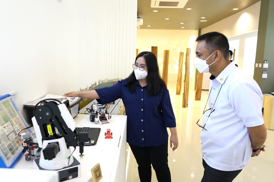 Ms. Stella Faye B. Estrella (left), Project Associate, Emerging Innovation for Growth Department (EIGD), presents to Dr. Wilfredo A. Dumale, Jr. (right), President of the Nueva Vizcaya State University (NVSU), a Lego Education robotics kit WeDo 2.0, one among the tools of the SEARCA Hub for Agriculture and Rural Innovation for the Next Generation (SHARING) to encourage the young generation in smarter agriculture.