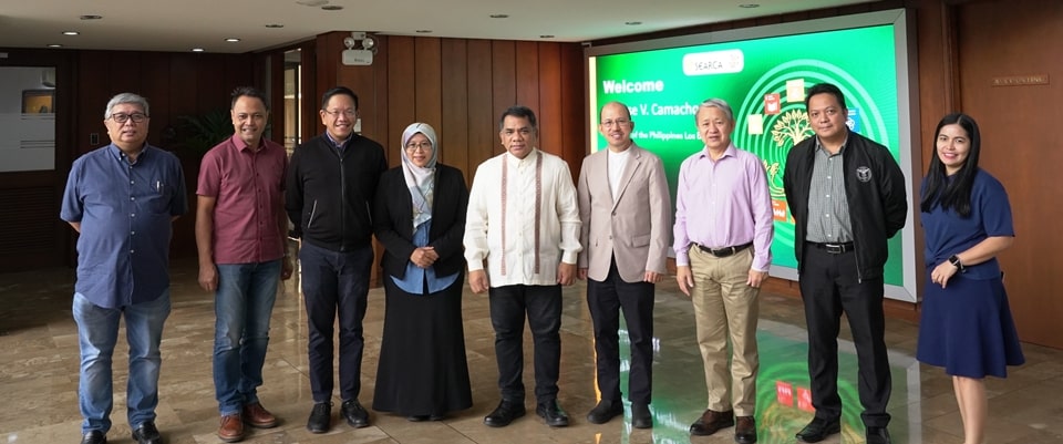 Dr. Jose Camacho, Jr. (center), UPLB Chancellor; Assoc. Prof. Rolando Bello (leftmost), Vice Chancellor for Administration; Dr. Nathaniel Bantayan (second from left), Vice Chancellor for Research and Extension; For. Roberto Cereno (third from right), Vice Chancellor for Community Affairs; Dr. Fernando Paras, Jr. (second from right), Vice Chancellor for Planning and Development; with the SEARCA Executive Committee led by Dr. Glenn Gregorio (fourth from right), SEARCA Director.