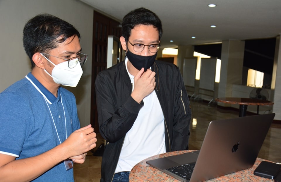 Mr. Angelbert Cortes (left), Instructor, Cavite State University, consults with Asst. Prof. Edrun Gayosa, Resource Person from the Institute of Statistics, College of Arts and Sciences, UPLB, regarding the methodology of his research proposal titled, “Starter Culture Development and Its Impact on the Microbiome and Metabolic Profiles in Coffee Fermentation.”