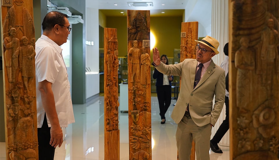 Dr. Glenn Gregorio, SEARCA director, provides the visitors an exclusive tour of the SEARCA Hub for Agriculture and Rural Innovation for the Next Generation (SHARING).