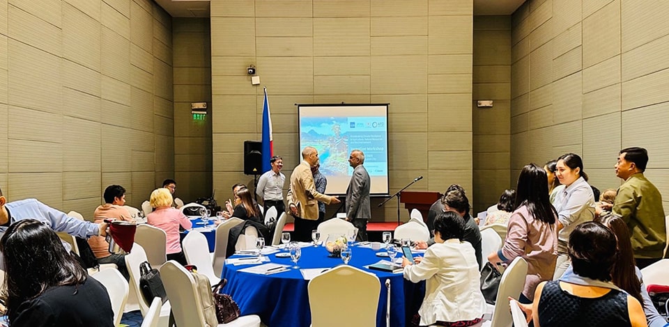 Antti Inkinen, NIRAS project director, welcomed Omer Zafar, Asian Development Bank representative, during the Inception workshop at Luxent Hotel last 8 September 2023.