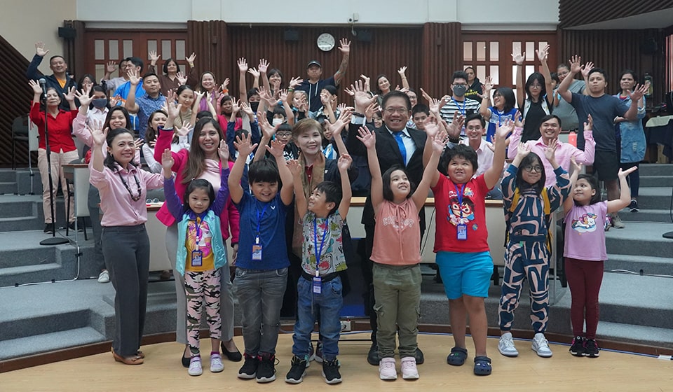 ACTS Center homeschoolers, their parents and guardians, and Center Community Directress Yao pose with SEARCA representatives led by SEARCA Deputy Director for Administration Florendo.