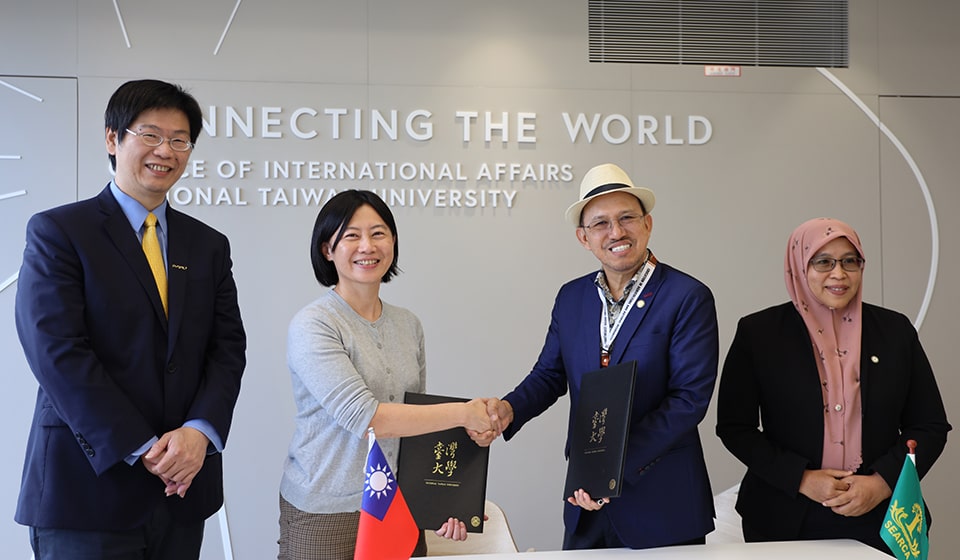 (L-R) Associate Dean Jiun-Haw Lee and Director Chih-Wei Tung of the National Taiwan University (NTU) seal the NTU-SEARCA joint scholarship agreement renewal with SEARCA Center Director Glenn Gregorio and Deputy Director for Programs Nur Azura binti Adam. (Photo: NTU)