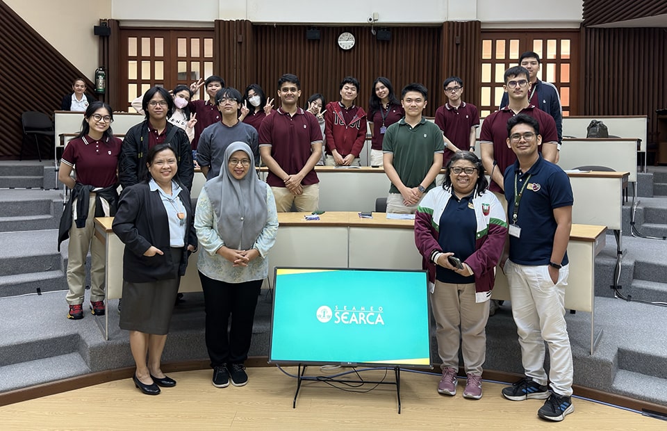 Reedley International School students and their teachers and guardians pose with SEARCA representatives SEARCA Deputy Director for Programs Dr. Nur Azura Adam and Dr. Maria Cristeta Cuaresma, senior program head for Education and Collective Learning.