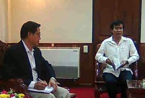 Savannakhet Vice Governor Dr. Khampheui Phantachone (left), listening to the briefing of SKU VP Dr. Sitha Khemmarath (right) about the SKU-IDA Project