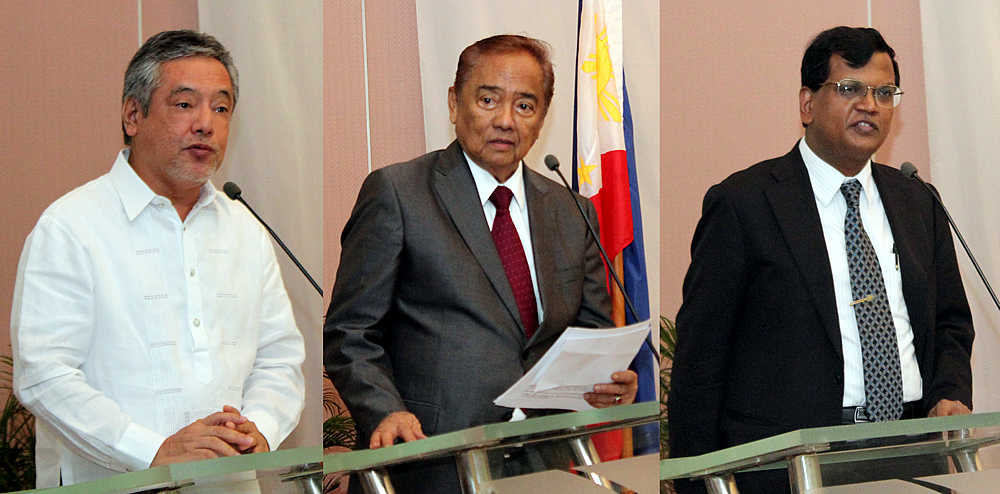 The project launch was led by the CCC Commissioner Heherson T. Alvarez (center), who spoke on behalf of the CCC. With him were Dr. Gil C. Saguiguit, Jr., SEARCA Director, who welcomed the participants to the event, and Dr. Ancha Srinivasan, who spoke on behalf of the ADB.