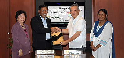 Dr. Gil C. Saguiguit, Jr. (second from right), SEARCA Director, and Dr. Cecep Effendi (second from left), Director General, Centre on Integrated Rural Development for Asia and the Pacific, signed a Memorandum of Understanding (MOU) to cooperate on education, training, and research objectives on 2 July 2014 at SEARCA. The MOU signing was witnessed by Dr. Virginia R. Cardenas (left), SEARCA Deputy Director for Administration, and Dr. Vasanthi Rajendran (right), CIRDAP Training Director.