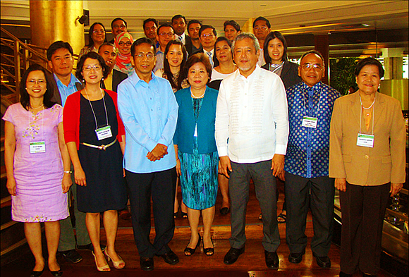 Socioeconomic Planning Secretary and National Economic and Development Authority Director-General Arsenio M. Balisacan (front row, third from left) is joined by SEARCA director Gil C. Saguiguit, Jr. (front row, third from right), SEARCA deputy director Virginia R. Cardenas (front row, fourth from left), SEARCA staff and consultants, and the Primer authors.