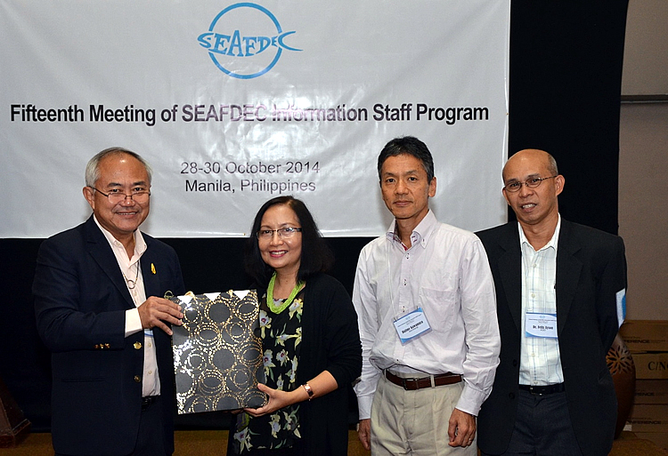 Dr. Pongsri, Dr. Kawamura, and Dr. Felix G. Ayson, Chief of the Aquaculture Department based in Tigbauan, Iloilo thank Dr. Cadiz