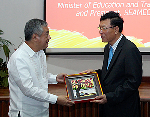 H.E. Pham Vu Luan (right) presents a Vietnamese painting to Dr. Saguiguit as a token of appreciation.