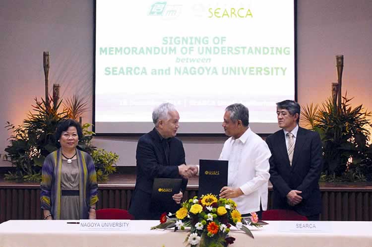 Dr. Gil C. Saguiguit, Jr. (second from right), SEARCA Director, and Dr. Michinari Hamaguchi, NU President, shake hands after signing the MOU. Looking on are Dr. Virginia R. Cardenas (leftmost), SEARCA Deputy Director for Administration, and Dr. Akira Yamauchi (rightmost), Director of NU’s International Cooperation Center for Agricultural Education.