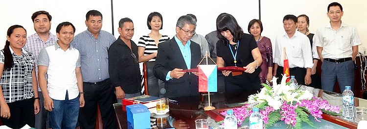 Dr. Arnel del Barrio (center left), PCC Acting Executive Director, and Dr. Nguyen Thi Lan (center right), Acting President of VNUA, sign a memorandum of understanding for possible collaborative activities on research and development, student and staff exchanges, and workshops and training courses between PCC and VNUA