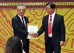 Dr. Saguiguit (left) receives from Dr. Dien a plaque of appreciation for SEARCA’s support to LDEM and other TUAF activities.