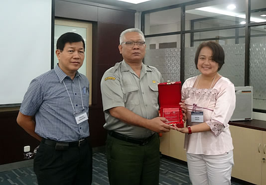 Dr. Alicia Ilaga and Mr. Renato P. Manantan, Regional Executive Director, DA- Negros Island Region, receive a Token of Appreciation from Dr. Chandra Indrawanto, Deputy Director for Research and Cooperation and Public Relations, Indonesian Agency for Agricultural Research and Development.  