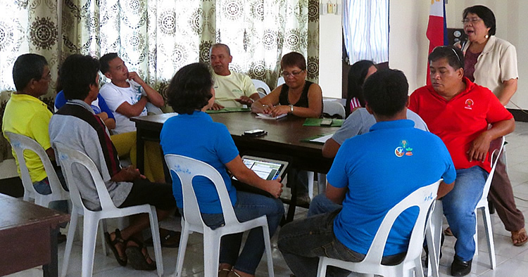 Dr. Sulabo facilitating the farmers’ group discussion on problem analysis