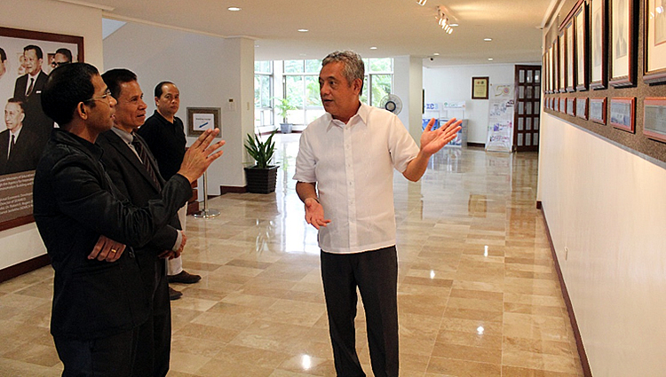 Dr. Saguiguit takes Ambassador Martins on a tour of SEARCA’s facilities.