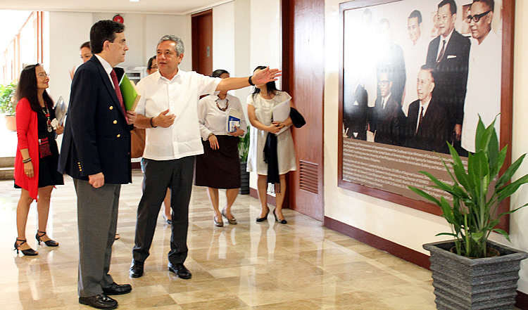 Dr. Saguiguit shares with Ambassador Mathou a bit of history about SEARCA’s establishment while on a tour of the Center’s facilities.