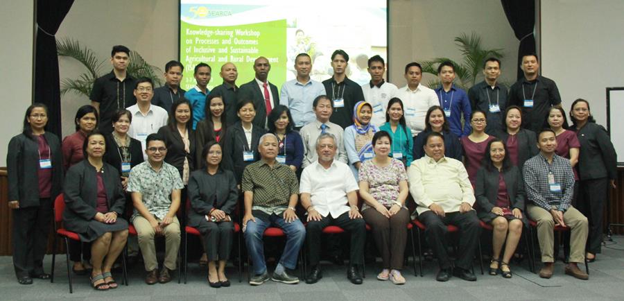 Workshop participants pose with SEARCA officials, organizers, and resource persons.