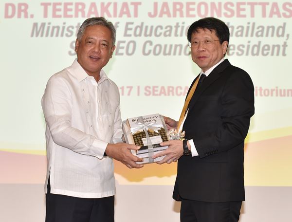 Minister Teerakiat Jareonsettasin presents publications on sufficiency thinking, Thailand and the Sustainable Development Goals, and the life’s work of King Bhumibol Adulyadej.