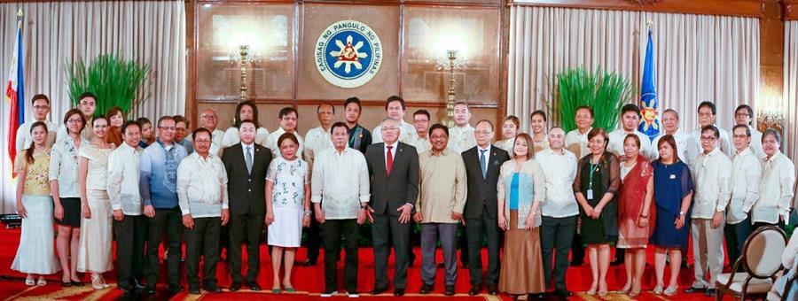 AMIA Program staff and consultants pose with President Rodrigo Duterte (front row, ninth from left), Senator Cynthia Villar (front row, eighth from left), Congressman Arthur Yap (front row, seventh from left), DA Secretary Emmanuel Piñol (front row, sixth from left), DTI Secretary Ramon Lopez (front row, tenth from left), DAR Secretary Rafael Mariano (front row, tenth from right), DBM Secretary Benjamin Diokno (front row, ninth from right), and DA Wide Climate Change Office Director Alicia Ilaga (front row, eighth from right). SEARCA is represented by Lope B. Santos III, PDTS Program Specialist and Gabrielle Lagrimas, Project Coordinator.