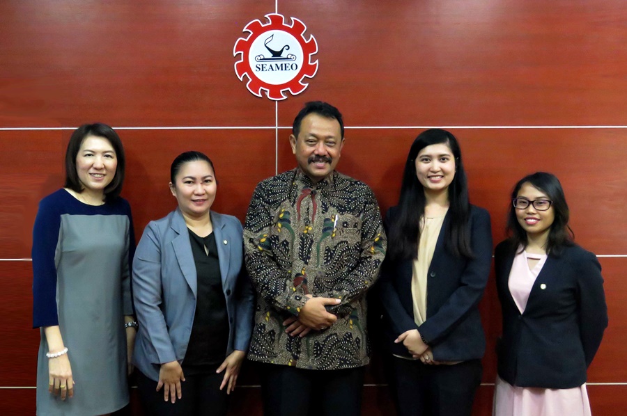 Dr. Gatot Hari Priowirjanto (center) and Ms. Natcha Kampiranond (leftmost), SEAMEO Secretariat's Director and Administration Manager, respectively, received the delegation from SEARCA under the SEAMEO Staff Exchange Program.