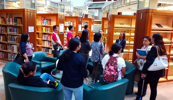 Participants exploring the ADB Knowledge Sharing and Services Center (KSSC).