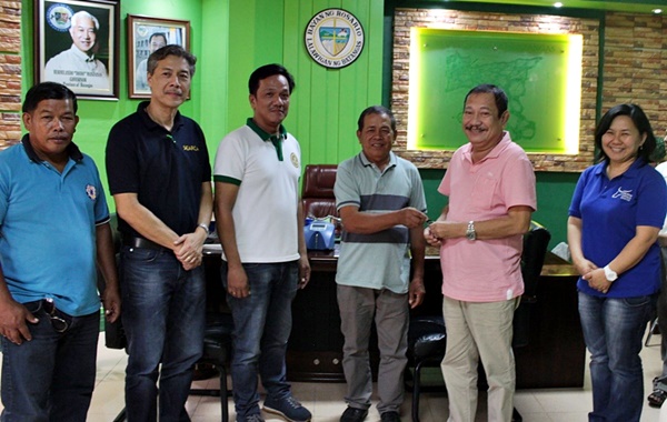 SEARCA and PCC officials and staff together with Mr. Hilarion Marasigan (center), Chair of RODRA, and Hon. Manuel B. Alvarez (third from right), Mayor of Rosario, Batangas, pose for a souvenir photo as Rosario Dairy Raisers’ Association receives the key of one unit of motorcycle with sidecar on 14 March 2018 in the municipal hall of Rosario, Batangas. 