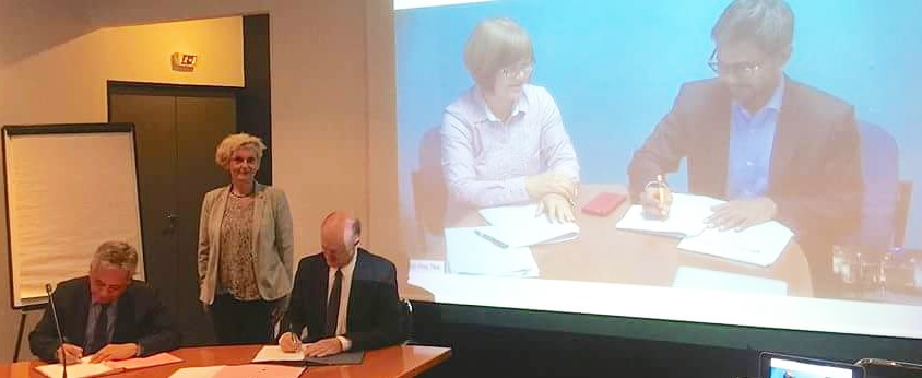 Dr. Saguiguit and Dr. Kosuth signed the MOU with Ms. Modjeska as witness. On the screen were Dr. Shaufique Fahmi Sidique (right), Director of the Institute of Food and Agricultural Policy Research (IFAFP) and Associate Professor at UPM representing Prof. Datin Paduka Dato’ Dr. Aini Ideris, UPM Vice-Chancellor; and Dr. Tee Tuan Poy of the UPM Faculty of Agriculture.