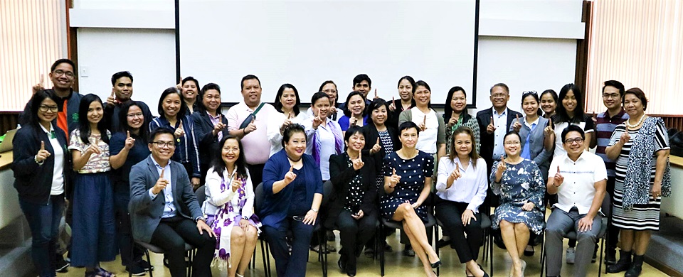 Seminar-workshop participants gesture 'OneHealth'