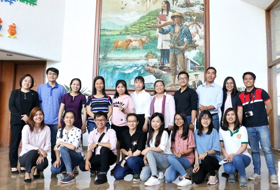 Ms. Adoracion T. Robles (second row, leftmost), Officer-in-Charge of SEARCA's Office of the Deputy Director for Administration; Dr. Maria Cristeta N. Cuaresma (second row, fifth from right), SEARCA Program Head for Graduate Education and Institutional Development; Ms. Lovely Grace B. Urriza (first row, rightmost) and Ms. Kristine E. Quilapio (first row, leftmost), both of SEARCA's Human Resource Management Unit, with the visiting delegation from Can Tho University, Vietnam.