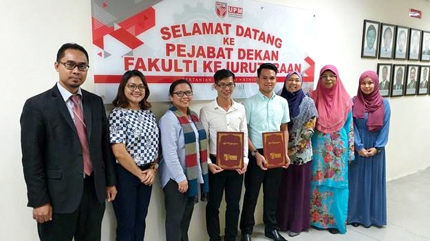 Mr. Truong Hong Vu Tuan Kiet (center) and Mr. Philip Donald Sanchez (fourth from right), both new SEARCA-UPM scholars, hold their scholarship certificates after the handover ceremony on 7 November 2018. With them are (from left) Mr. Saiful Azlin Maskan of UPM, Ms. Mary Grace A. Aquino, Dr. Maria Cristeta N. Cuaresma, and (from right) Dr. Norhashila Binti Hashim, Dr. Nor Azowa Ibrahim, and Dr. Nor Kamariah Noordin, all of UPM.