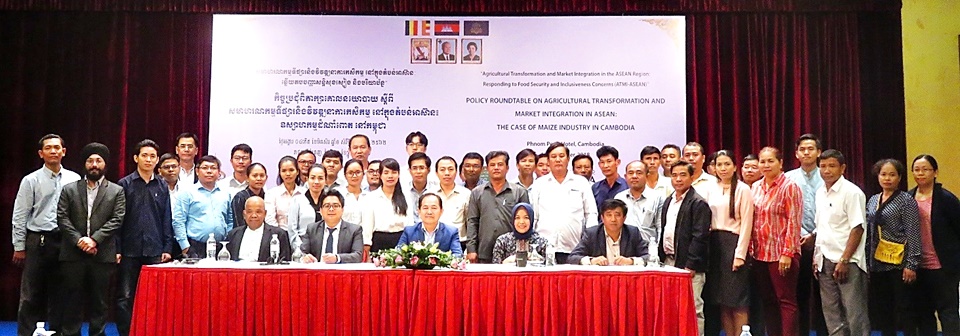 PRT organizers, guests, and participants pose for a group photo; sitting (from left to right): Mr. Jimmy B. Williams, ATMI-ASEAN PSU Coordinator; Dr. Pedcris M. Orencio, Program Head for Research and Development, SEARCA; Mr. Prak Cheattho, Deputy Director General, GDA, MAFF; Ms. Aniq Fadhillah, ATMI-ASEAN Policy Facilitator, IFPRI; and Mr. Sie Ra, Deputy Director General, Forestry Administration (FA), MAFF.